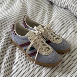 Adidas Gazelle Sneakers in blue dawn burgundy